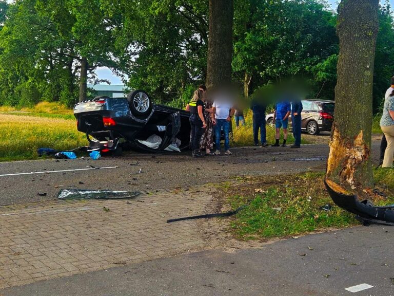 Auto slaat over de kop na botsing tegen meerdere bomen