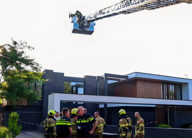 Brand op dak na harde knal, politie doet onderzoek