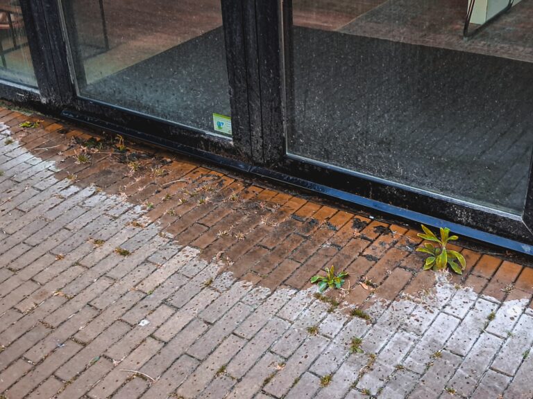 Forse waterlekkage uit appartementencomplex in Veghel