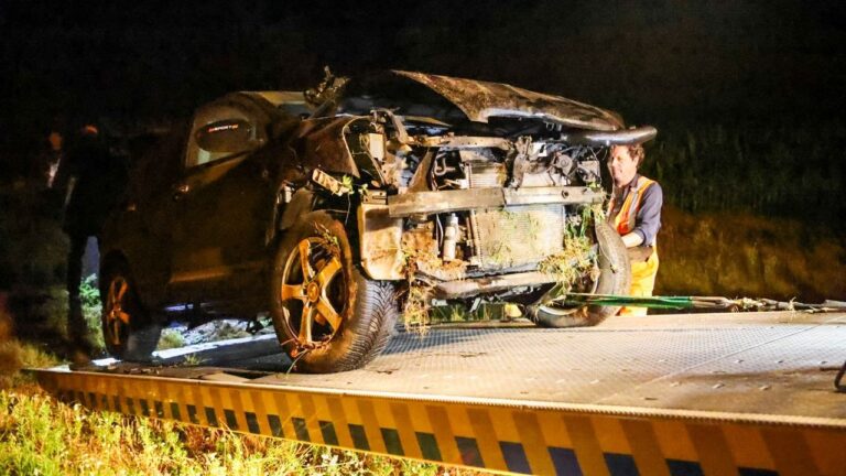 Gezin met kinderen belandt met auto in sloot langs A50