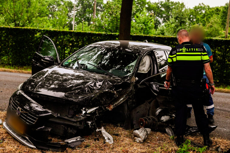 Auto botst hard tegen boom in Erp, weg gedeeltelijk versperd