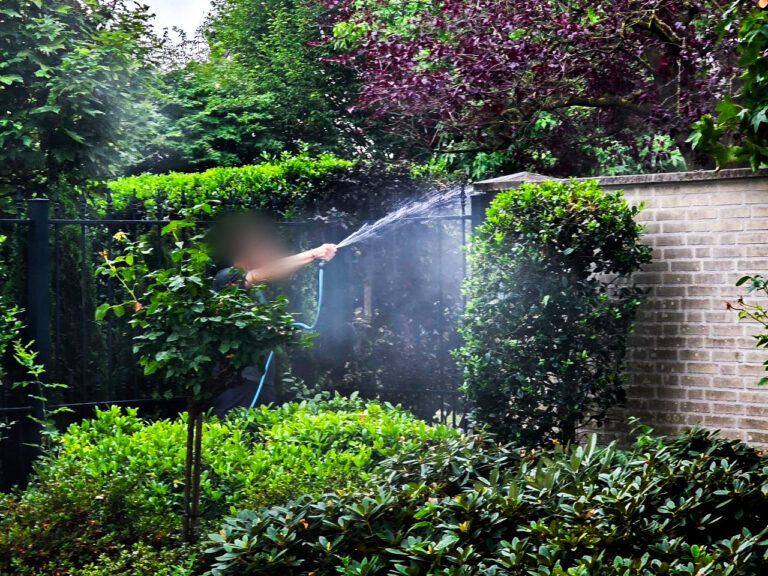 Kliko tegen houten schuur in brand na legen barbecue resten