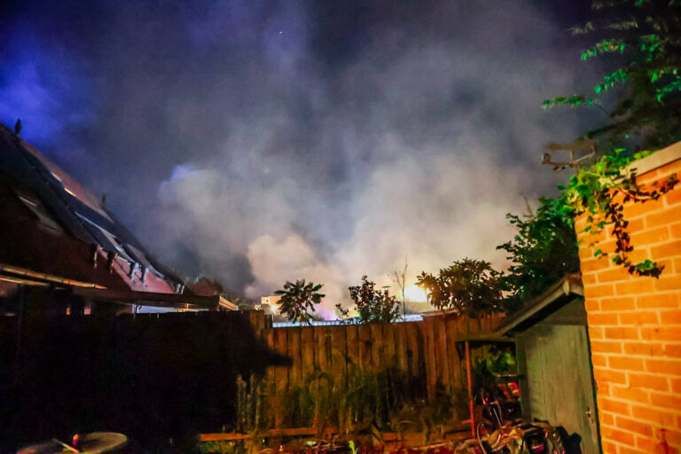 (VIDEO) Korte maar felle brand in overkapping van woning in Uden