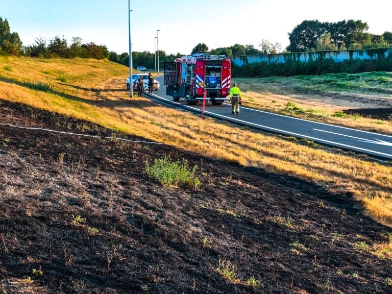 Berm A50 bij Uden vliegt aan weerszijde in brand