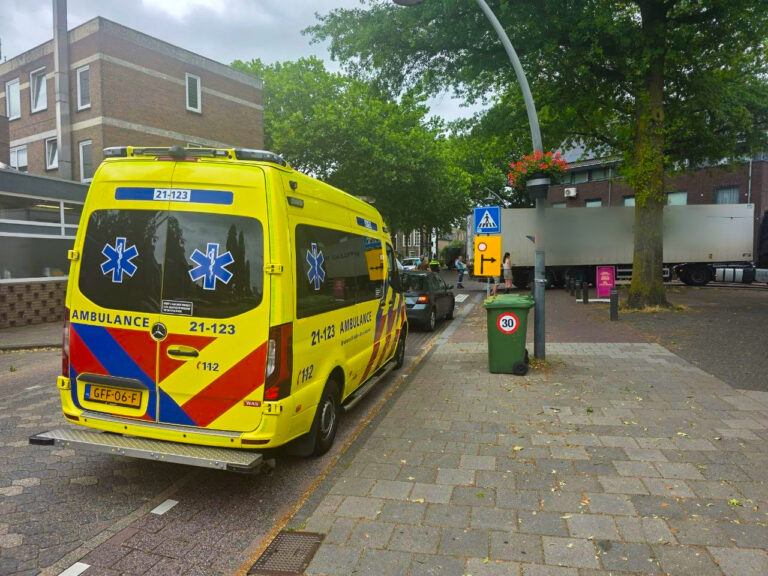 Aanrijding vrachtwagen met bestelbus in Erp