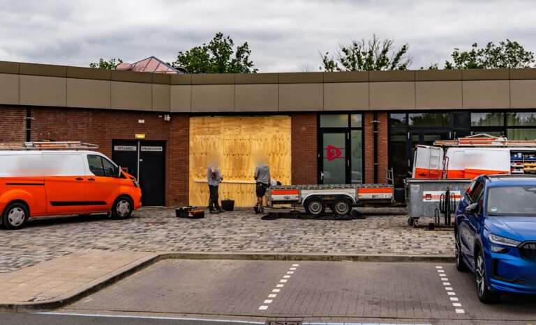 Auto botst tegen winkelpand in Oss