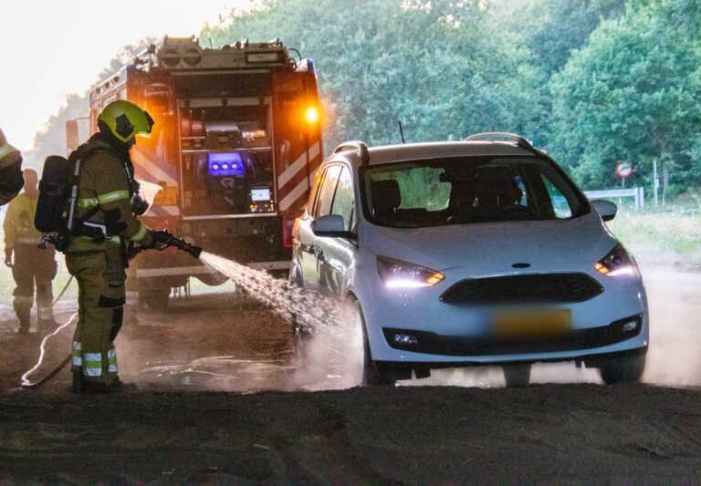 Brandweer uitgerukt voor autobrand in Schaijk