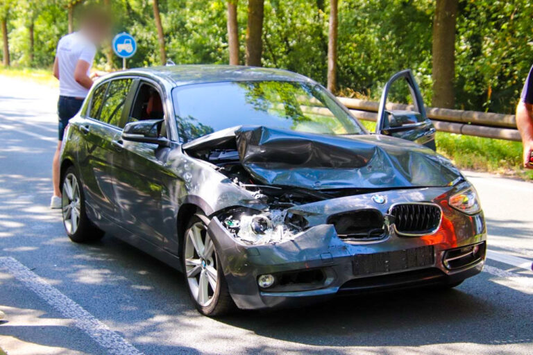 Flinke blikschade na kopstaart botsing N324