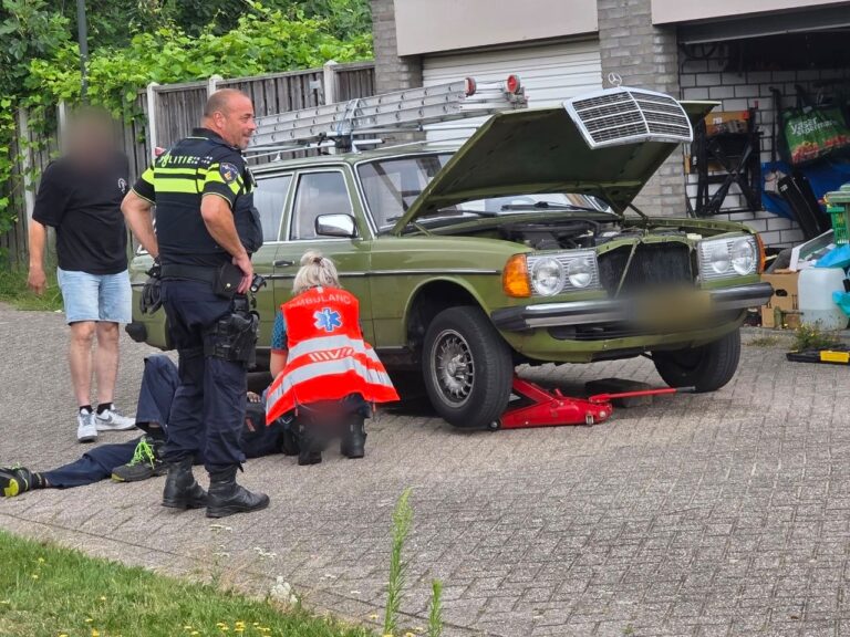 Politie bevrijdt persoon onder auto tijdens klussen
