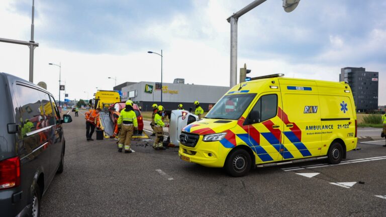 Auto op kant na forse aanrijding