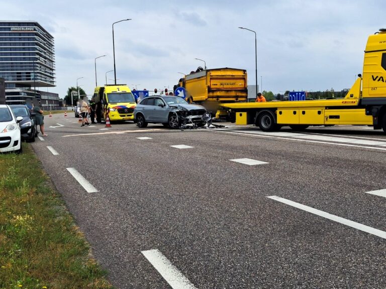 Aanrijding vrachtwagen met personenauto op Eerdsebaan