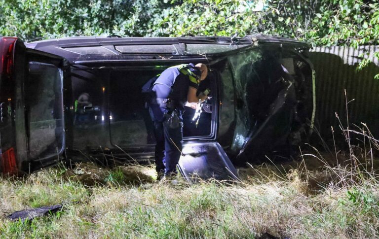 Auto eindigt op zijn kant tegen geluidswal in Veghel, bestuurder spoorloos