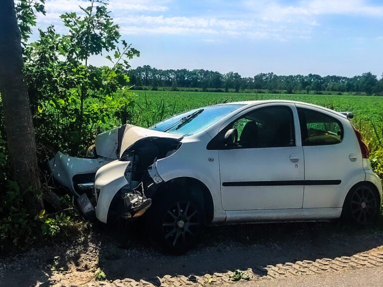 Automobiliste gewond na harde botsing tegen boom in Schijndel