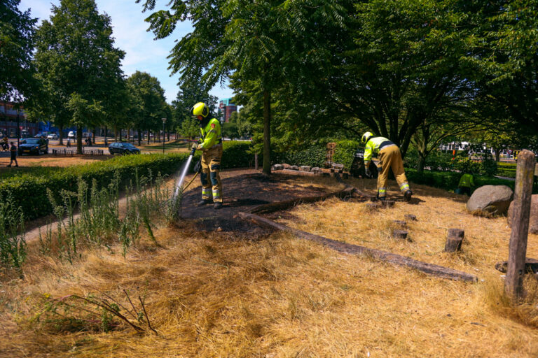 Gras vat vlam op Bevrijdingspark, brandweer voorkomt erger