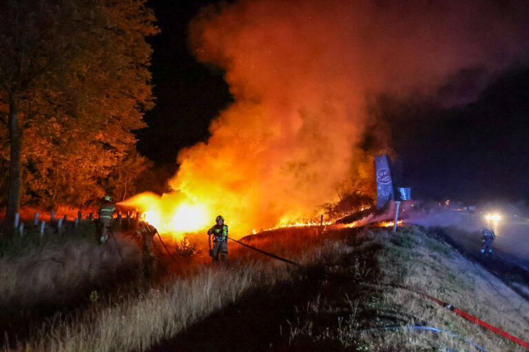 (VIDEO) Bermbrand A50 bij Uden breidt snel uit door droogte