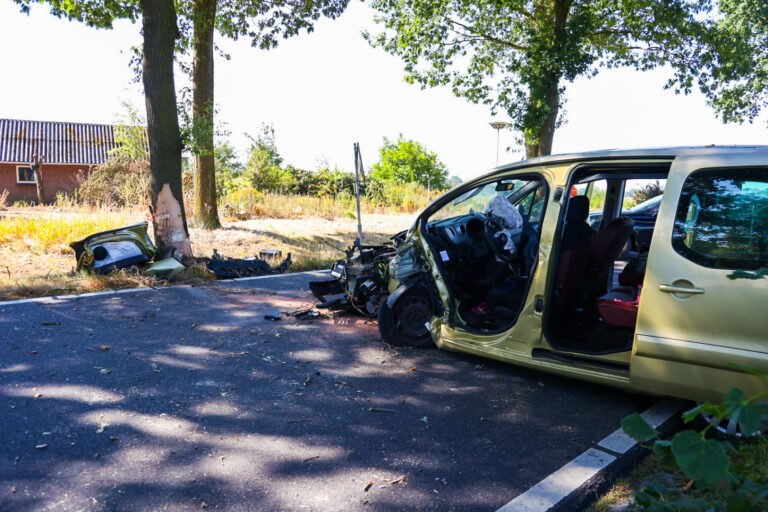 (VIDEO) Zwaargewonde bij eenzijdig ongeval tegen boom in Boekel