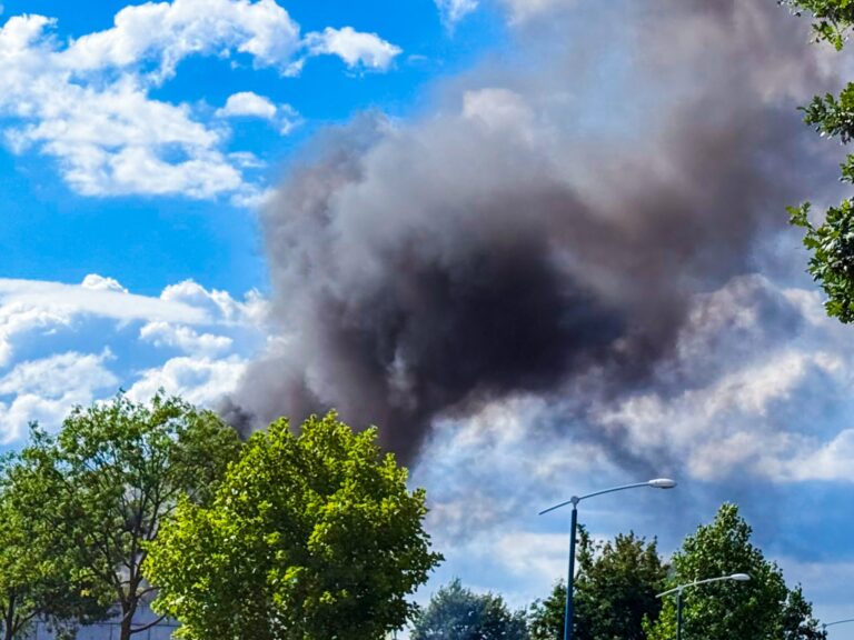 (VIDEO) Zwarte rookwolken door brand bij kunststof verwerker in Veghel