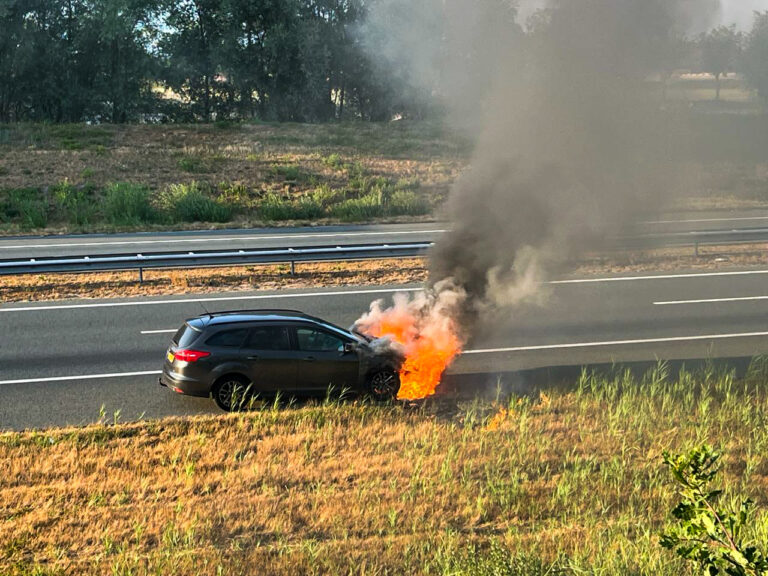 Auto vliegt tijdens rijden in brand A50 Heeswijk-Dinther