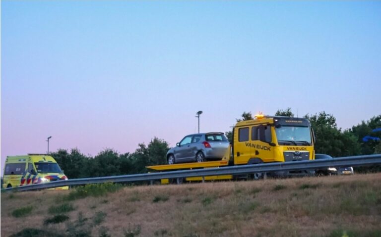 Auto botst tegen middenvangrail A50 Nistelrode