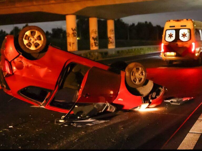Auto belandt op dak op A50 nadat bestuurder in slaap valt