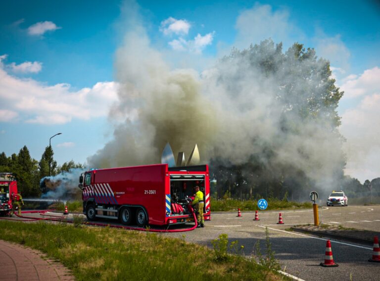 (VIDEO) Vrachtwagen met hooi in brand in Schijndel