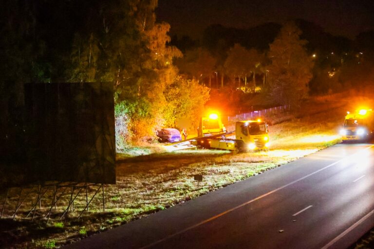 Auto komt in struiken terecht langs A50