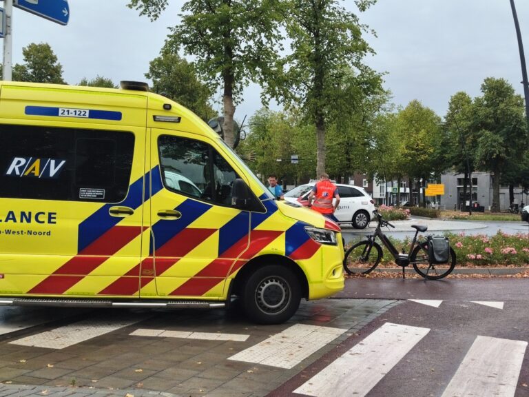 Fietser aangereden door een personenauto op rotonde in Uden