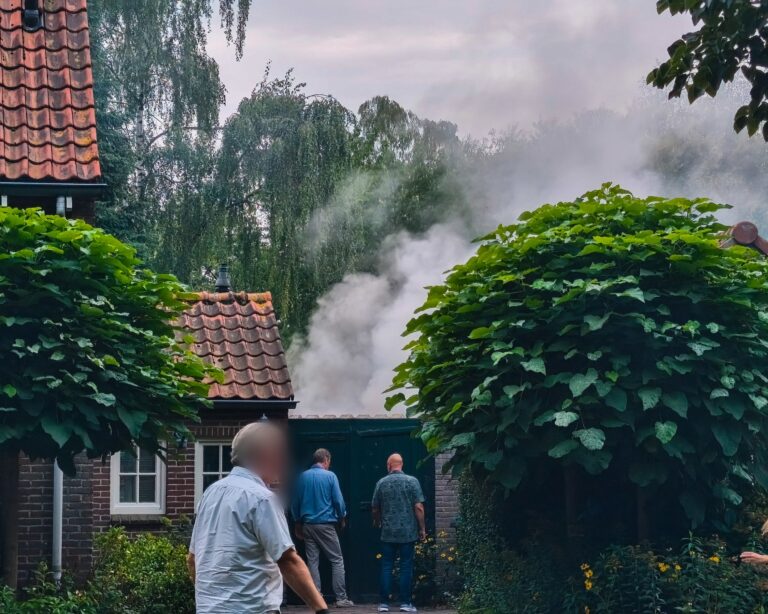 Forse rookontwikkeling bij schuurbrand in Uden
