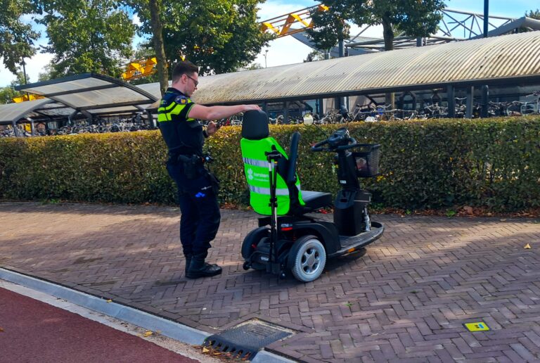 Scootmobiel kantelt op rotonde, bestuurder raakt gewond