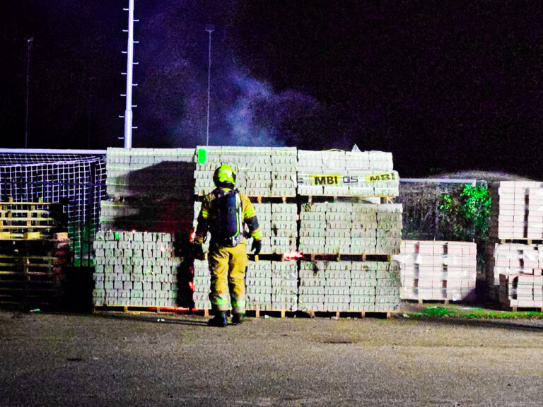 Stapel houten pallets met stenen in brand