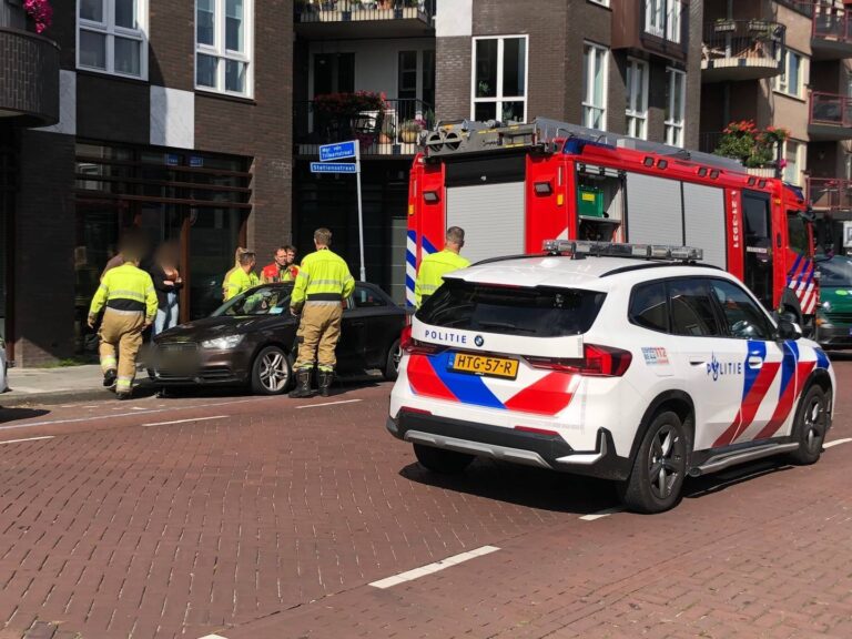 Brandweer bevrijdt kindje nadat auto op slot valt