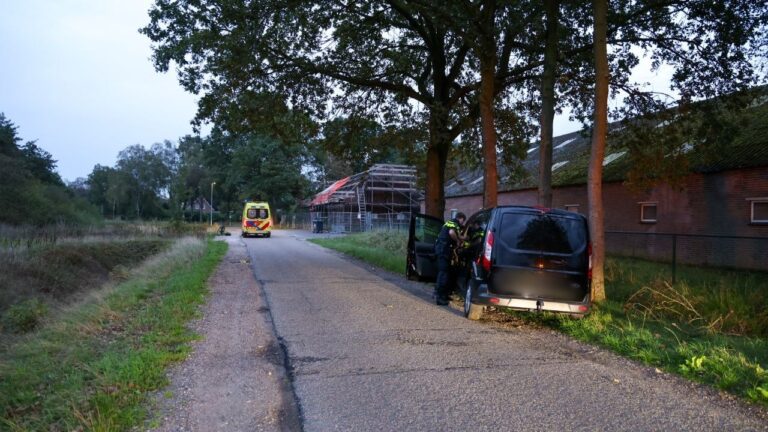 Auto raakt van de weg en schampt boom, wiel breekt af