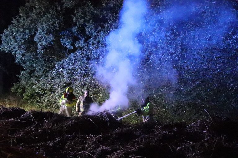 Brand in grote hoop gemaaid gras, flesje wasbenzine aangetroffen