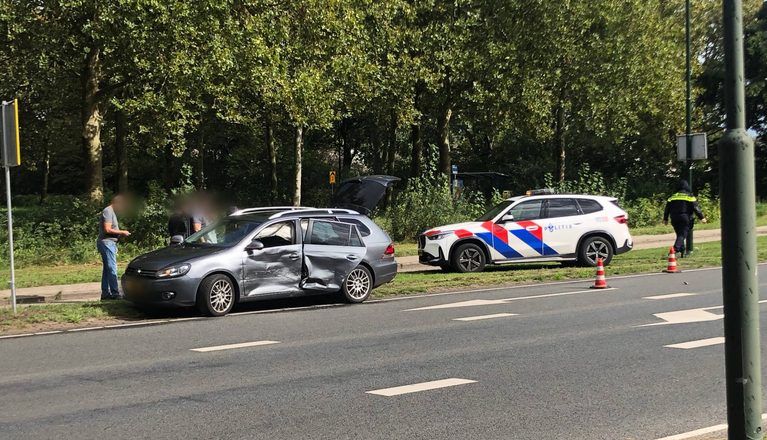 Flinke botsing op De Leest in Veghel, brandweer assisteert