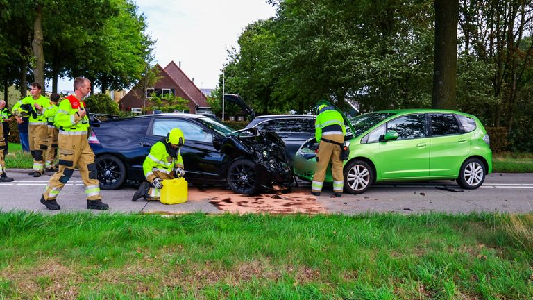 Frontale botsing twee voertuigen, weg afgesloten