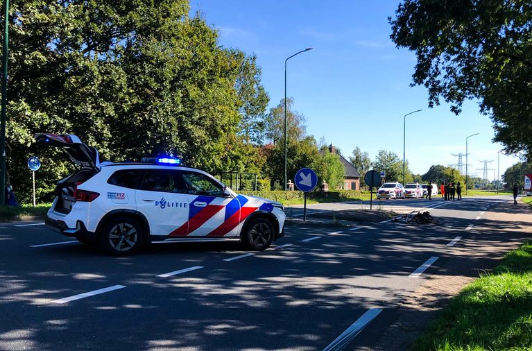 Vrachtwagen schept fietser bij oversteek Eerdsebaan in Eerde