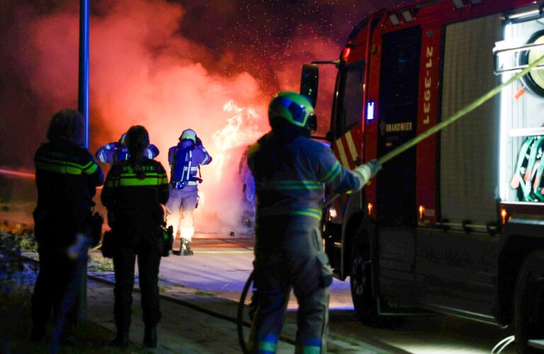 Geparkeerd bestelauto in lichterlaaie in Veghel