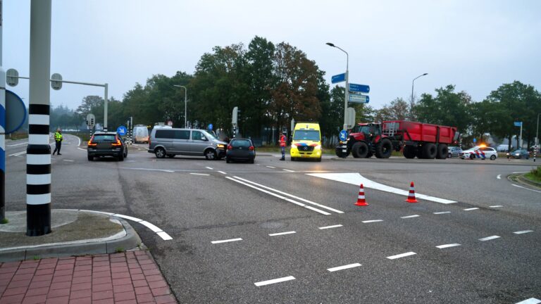 Bestelbus en auto botsen op druk kruispunt in Uden