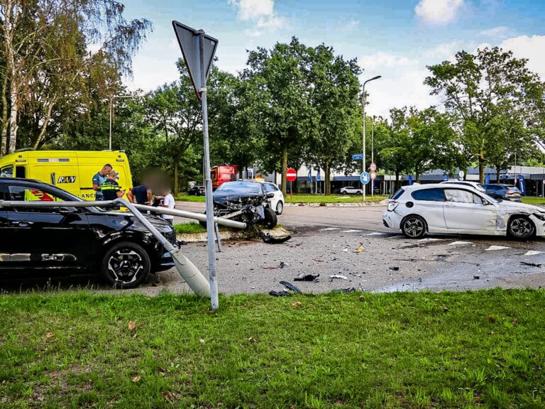 Ravage bij forse klapper met twee voertuigen in Oss