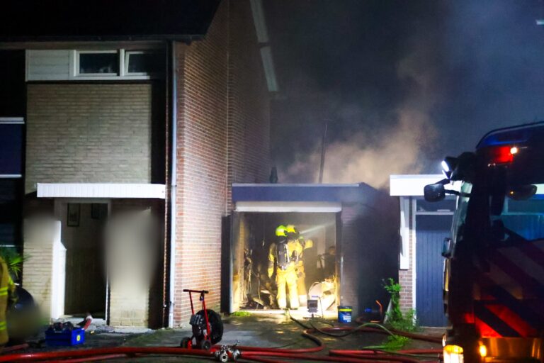 Brand aanbouw woning in Veghel slaat over naar garage