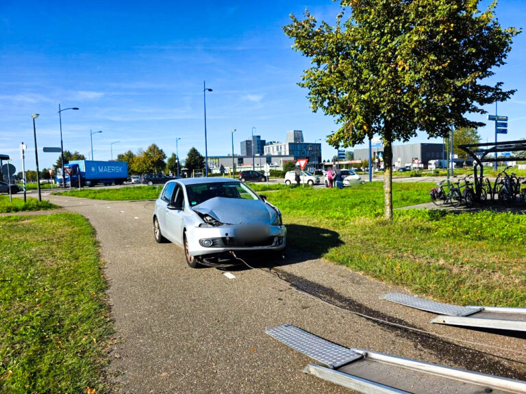 Flinke blikschade na aanrijding op rotonde in Veghel