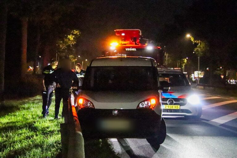 Bestuurder met politie mee na botsing tegen vangrail N324 Schaijk