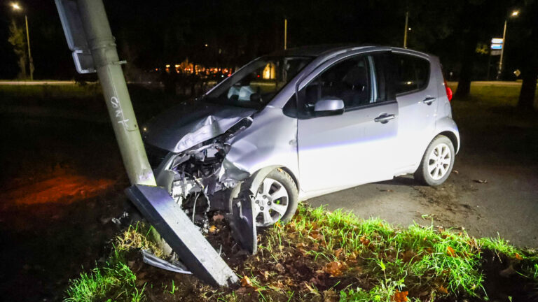 Automobiliste lichtgewond na aanrijding tegen lantaarnpaal