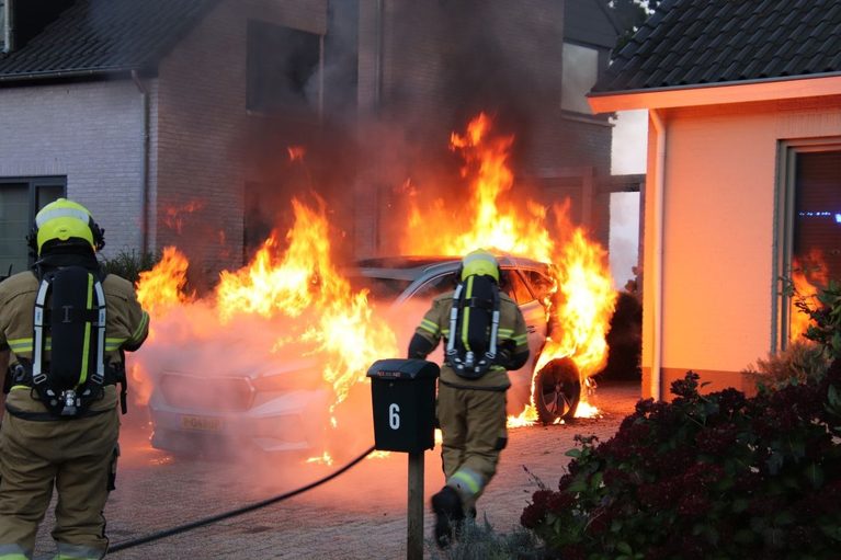 Elektrische auto staat volledig in brand langs woning