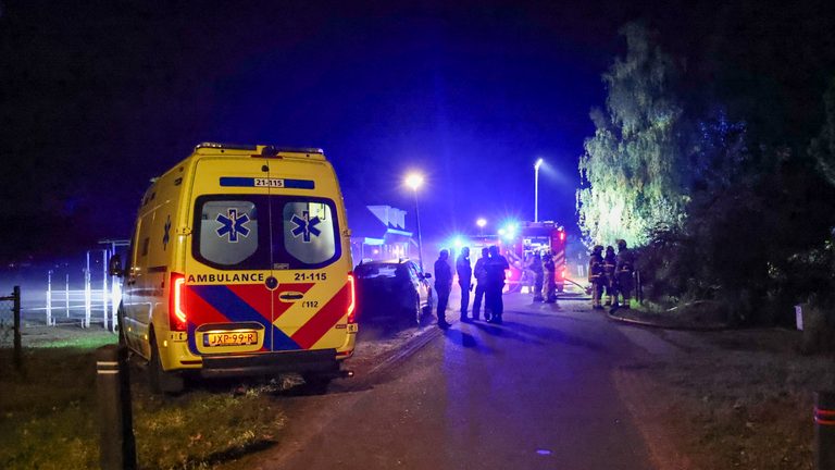 Uitslaande brand in keuken van woning, twee personen nagekeken