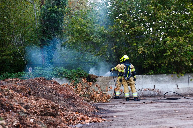 Brandweer blust afvalbrand bij groenopslag in Schijndel
