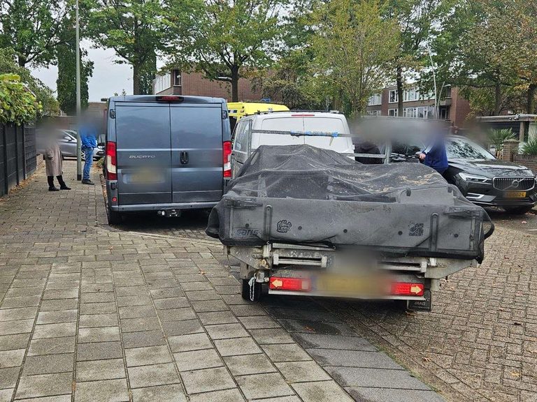 Persoon klem tussen bestelbusjes in Oss