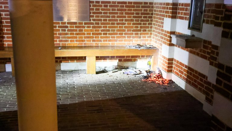 Afval in brand in bijgebouw begraafplaats