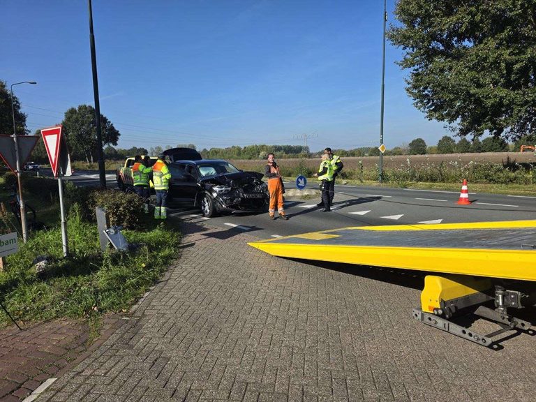 Flinke botsing op kruising Eerdsebaan in Eerde/Veghel