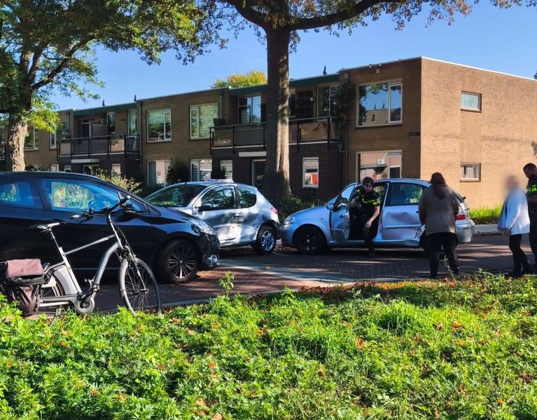 Meerdere voertuigen betrokken bij aanrijding in woonwijk